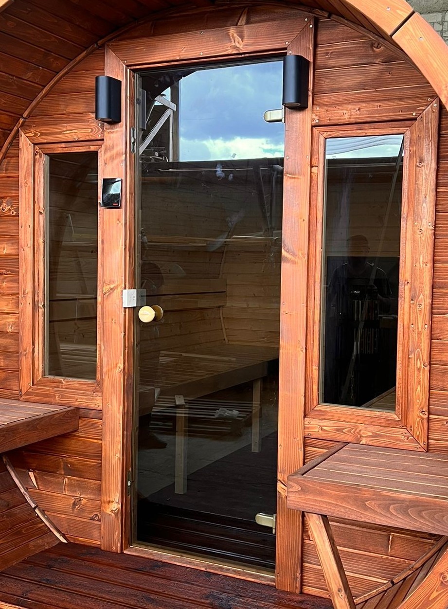 2 vnt. 30x90 windows in front