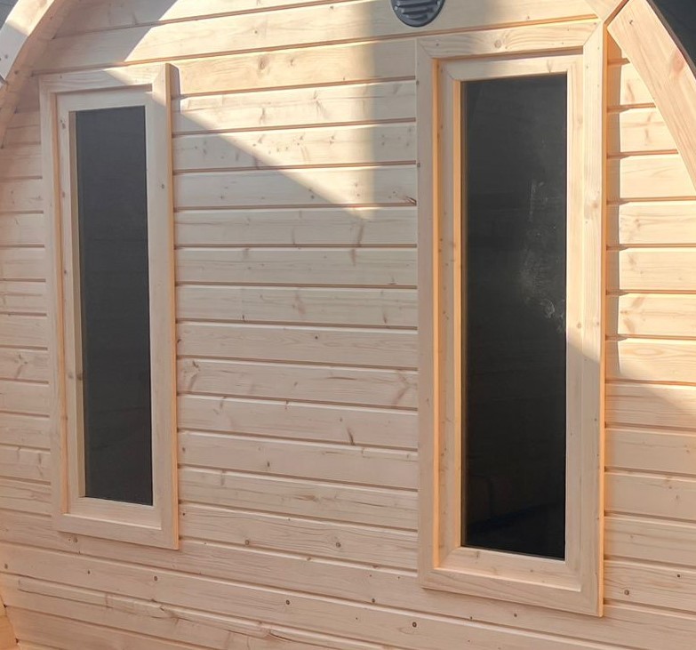 2 vnt. 30x90 windows in the back